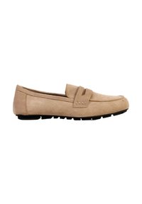 Mocassin en suède marron clair avec semelle en caoutchouc noire basse et sangle décorative sur le dessus, présenté de profil sur fond blanc.