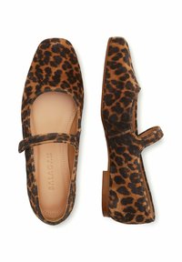 Ballerines Mary Jane imprimé léopard pour femmes, bouts carrés, bride simple et petits talons marron, nom de la marque Balagan visible sur la semelle intérieure.