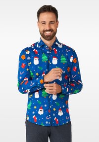Camicia blue a maniche lunghe con un motivo natalizio che presenta Babbo Natale, alberi di Natale e decorazioni. Design con bottoni e tessuto morbido al tatto.