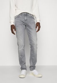 Tommy Jeans SCANTON SLIM - Slim fit jeans - grey
