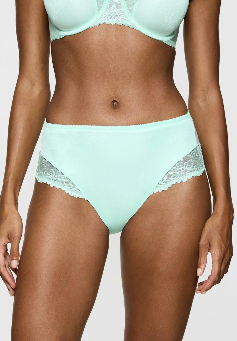 Mintgroene hipsteronderbroek met een gladde stof aan de voorkant en delicate kantaccenten aan de zijkanten. Mid-rise ontwerp met een zachte textuur.