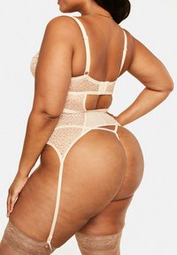 Spitzen-Lingerie-Bodysuit in Nude-Farbe mit verstellbaren Trägern, transparentem Material und Ausschnitt auf der Rückseite mit Hakenverschluss und Strumpfhaltern.