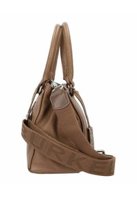Sac à main en cuir texturé brun avec deux poignées supérieures, une bandoulière amovible portant le nom de la marque, et des accessoires en métal argenté.