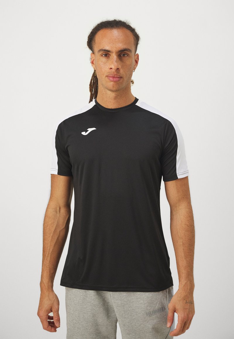 Camiseta atlética negra con mangas cortas blancas, diseño de cuello redondo, hecha de una tela ligera y suave. Cuenta con un logo en el pecho.