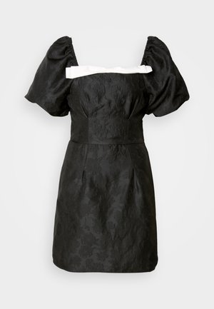 Abito floreale nero con maniche a sbuffo, scollatura quadrata e un fiocco bianco accentato al collo, caratterizzato da un tessuto testurizzato e una silhouette aderente.