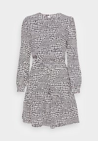 Robe en imprimé pied-de-poule noir et blanc avec des manches longues, un col froncé et une taille nouée. Jupe évasée avec une finition texturée.