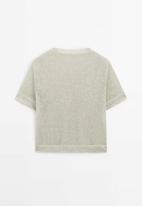 Haut en maille gris clair à manches courtes avec col rond et ourlet côtelés, présenté à plat de dos sur un fond blanc.