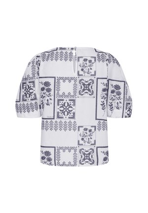 Hvid bluse med mørkeblå blomster- og geometriske mønstre, korte puffede ærmer og lukning med nøglehul bagpå. Blødt bomuldsstoff.