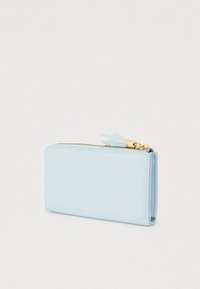 Πορτοφόλι σε ανοιχτό μπλε χρώμα με φερμουάρ, κατασκευασμένο από λείο υλικό, με διακοσμητικό κρόσσι και χρυσές μεταλλικές λεπτομέρειες, σε ορθογώνιο σχήμα με καθαρές άκρες.