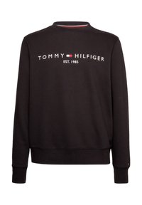 Felpa nera a girocollo con maniche lunghe, testo "Tommy Hilfiger EST. 1985" e un piccolo logo a forma di bandiera rossa, bianca e blu sul petto.