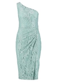 Laceklänning i mintgrön, med en axel-design, figurnära silhuett och blommönster med draperad detalj vid höften.