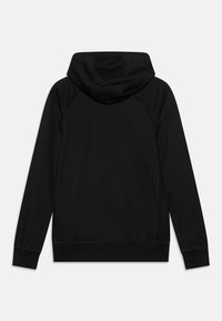 Sudadera negra con capucha, mangas raglán largas, puños y dobladillo acanalados. Tejido suave, diseño minimalista, sin logotipos ni patrones visibles.