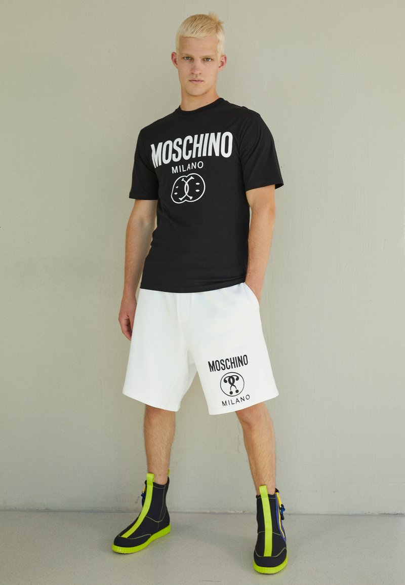 Moschino T-shirt girocollo con stampa HUM039