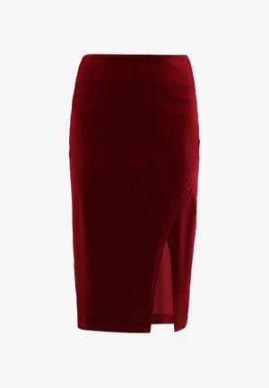 Bársony bordó ceruzaszoknya oldalsó sliccel és sima textúrával. Karcsú és testhezálló sziluett.