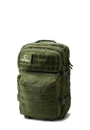 Olivenfarvet taktisk rygsæk med flere lynlåslommer, MOLLE-webbing, side spænder og et håndtag på toppen, stående på hvid baggrund.