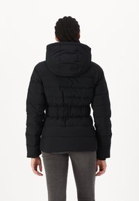 Doudoune noire avec capuche, présentant un design matelassé, une taille élastiquée et des manches longues. Texture lisse avec une finition mate.