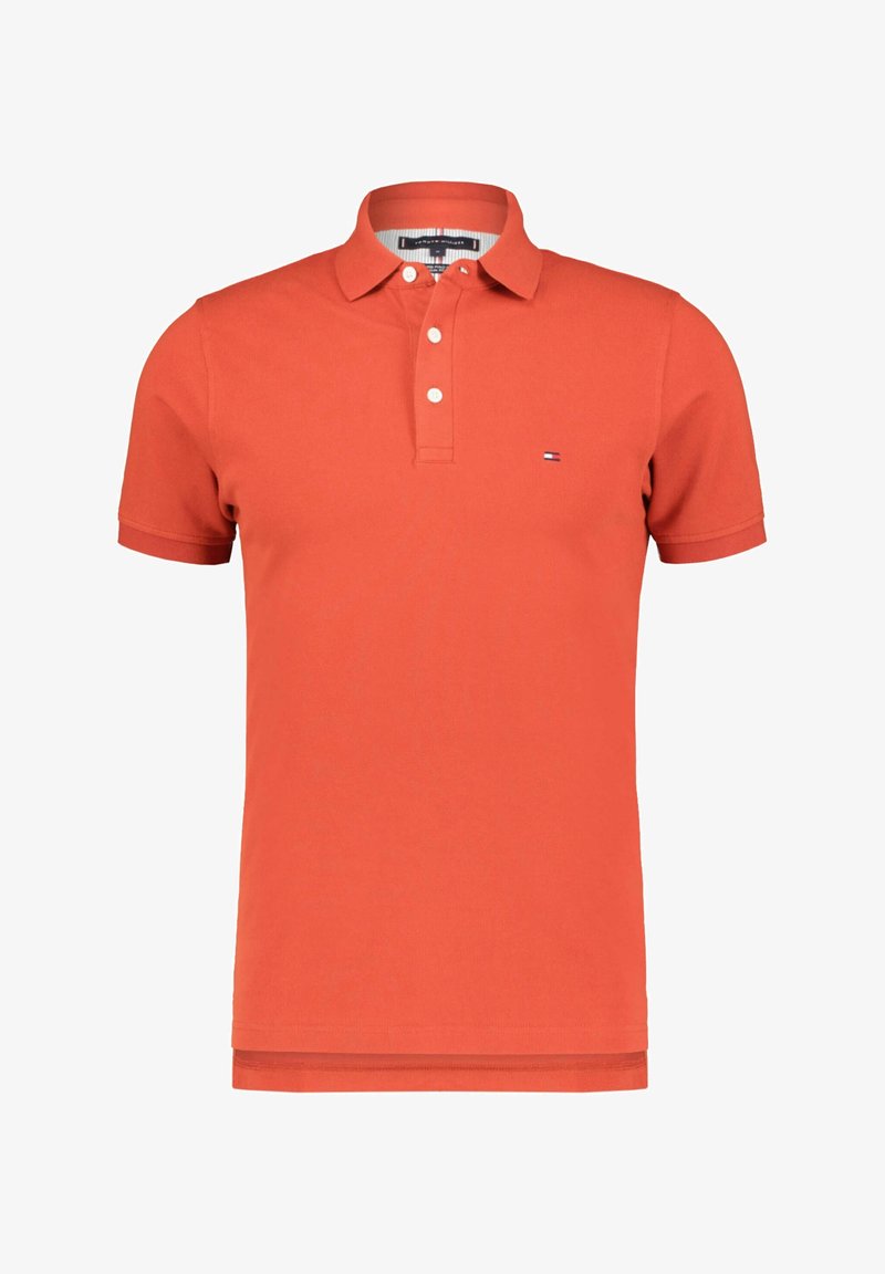 Polo orange à manches courtes avec col, trois boutons blancs et petit logo drapeau sur le côté gauche de la poitrine.