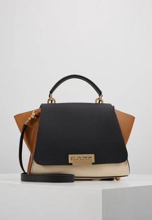 Trifarvet håndtaske med sort klap, beige bund, brune sidepaneler, guldspænde, topgreb og aftagelig skulderrem på hvid overflade.