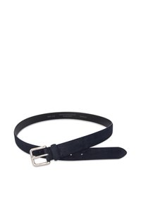 Ceinture en daim bleu marine avec une boucle en métal argenté, texture lisse et extrémités effilées. Dispose de cinq trous pour un ajustement réglable.