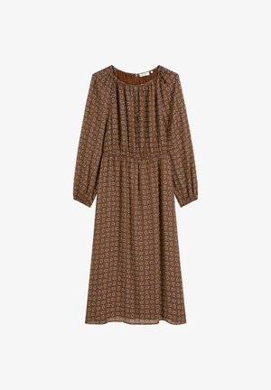 Vestito marrone a maniche lunghe con vita elasticizzata, caratterizzato da un motivo geometrico bianco e scollo rotondo, realizzato in tessuto leggero e testurizzato.
