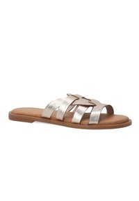Metalisk sølv slide sandal med fire brede stropper, flad tan sål og en glat tekstur. Har åben tådesign for nem påføring.