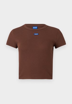 Brown ribbed short-sleeve t-shirt featuring a rounded neckline and two blue logo tags on the chest. Soft texture, fitted design.