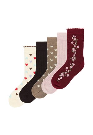 Cinco pares de calcetines con estampado en crema con corazones multicolores, negros, marrones con corazones blancos, rosa claro con rayas y rojo oscuro con bordado de flores rosas.