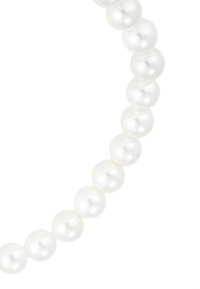 Weiße Perlenkette mit runden, glatten Perlen mit einem glänzenden Finish, die eng aufgereiht sind und eine einheitliche Größe und Form zeigen.