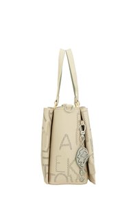 Bolso de mano perforado en color beige con acentos plateados, un asa superior y un llavero decorativo. Presenta letras en un diseño recortado.