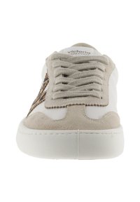 Scarpe da ginnastica bianche in pelle con dettagli in suede beige, punta rotonda, lacci testurizzati e dettaglio a stampa leopardo sul lato. Design minimalista.