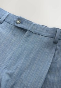 Pantalon rayé bleu clair avec une taille boutonnée et des passants pour ceinture, présenté à plat sur un fond neutre.