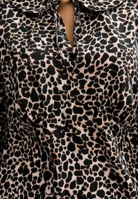 Zwarte en beigeruiten blouse van leopardenprint, gemaakt van gladde stof, met een kraag en knoopsluiting en een losse pasvorm.