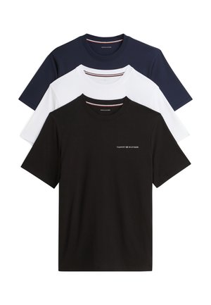 Tres camisetas de manga corta con cuello redondo dobladas en negro, blanco y azul marino, con un pequeño logo de Tommy Hilfiger en la camiseta negra.
