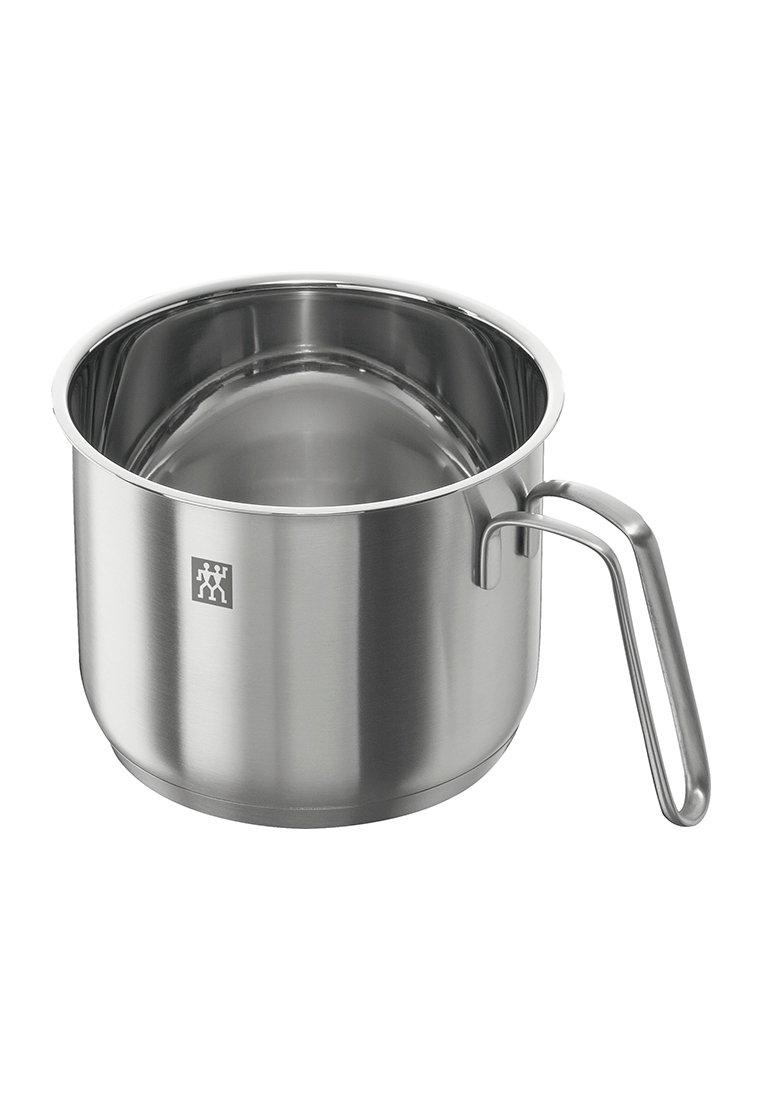 Tasse à mesurer en acier inoxydable avec une forme arrondie, une anse intégrée et une surface polie. Présente un logo sur l'extérieur.