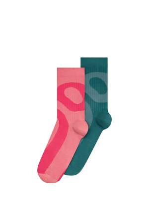 Deux chaussettes mi-mollet, une rose avec des formes abstraites rouges et une turquoise avec des formes abstraites turquoise plus foncées, côte à côte sur fond blanc.