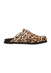 Leopardprint open-back clogs van zacht, textuurstof met een zwarte rubberen zool en contrasterende witte stiksels.