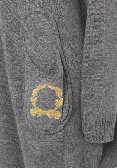 Pulover tricotat gri, dotat cu un buzunar lateral cu un logo brodat în aur și un design de lauri. Material texturat cu margini în relief.