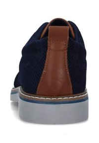 Sneaker in rete blu navy con tab in pelle marrone, suola bianca e accento azzurro chiaro. Presenta una parte superiore testurizzata e cuciture a contrasto.