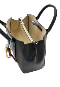 Czarna skórzana torebka o fakturowanym wykończeniu, otwarta u góry, z beżowym wnętrzem i kieszenią na zamek. Zawiera kolorowe akcenty w postaci breloczków.