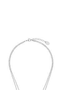 Collar de cadena de plata con dos hebras entrelazadas, cierre de langosta y un pequeño detalle de etiqueta. Textura suave con un acabado pulido.