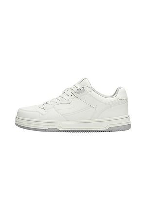 Sneaker bianca low-top con lacci sul davanti, cuciture dettagliate e suola in gomma grigia su sfondo bianco.