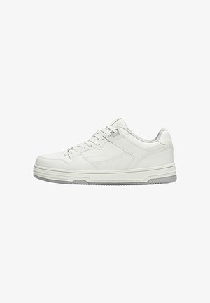 Weißer Sneaker mit niedrigem Schaft, Schnürung vorne, detaillierter Naht und grauer Gummisohle auf weißem Hintergrund.
