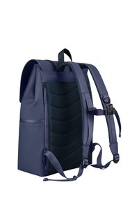 Marinblå ryggsäck med en texturerad svart nätpanel på baksidan, justerbara remmar och ett handtag på toppen; har en sidoficka med dragkedja för förvaring.