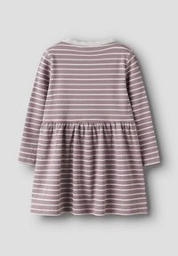 Långärmad klänning i mauve med vita ränder, har ett gathered midja och en spetskant vid halsen. Mjuk, ribbad textur.