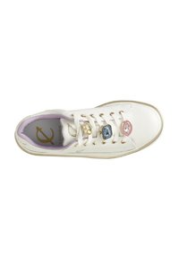 Sneaker bianco realizzato in materiale liscio, con occhielli dorati, tre accenti decorativi in gemme blu, rosa e oro. Interno di colore viola chiaro.