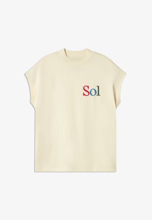 Crème kleurige t-shirt met korte mouwen en een ronde halslijn. Bevat het woord "Sol" in rode, blauwe en groene borduursel aan de voorkant.