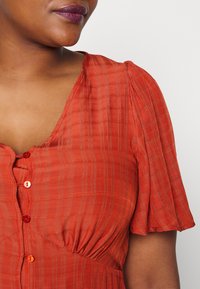 ONLY Carmakoma CARARUM V NECK SHIRT DRESS - Skjortekjole - hot sauce