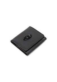 Portefeuille en cuir noir avec une finition texturée, arborant un logo ovale noir sur le devant et un design compact pour une facilité de transport.