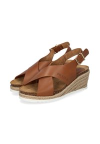 Bruine leren wedgesandalen met een kruisbandontwerp, jute-gewikkelde middenzool, verstelbare enkelband en een getextureerde rubberen zool.