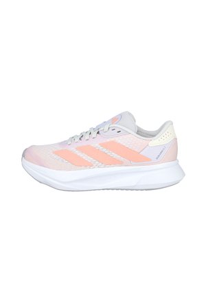 Zapatilla de correr Adidas de color rosa claro con tres franjas color melocotón, suela blanca, parte superior de malla y texto "Duramo SL 2" en el lateral.